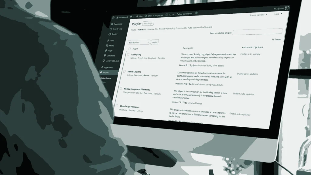 Illustration af person der sidder foran en skærm med WordPress plugins liste åben.